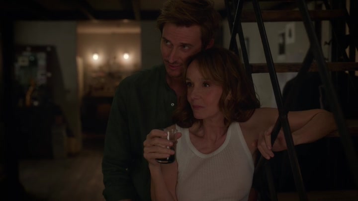 Emily_in_Paris_S02E06_WEBRip_x264-ION10_1904.jpg