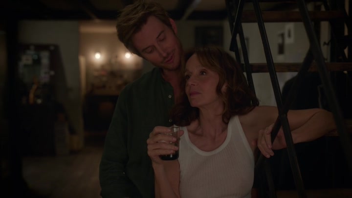 Emily_in_Paris_S02E06_WEBRip_x264-ION10_1910.jpg