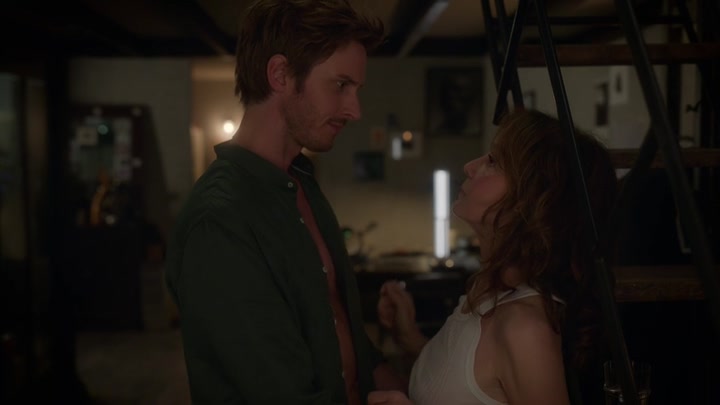 Emily_in_Paris_S02E06_WEBRip_x264-ION10_1945.jpg