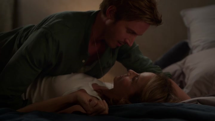Emily_in_Paris_S02E06_WEBRip_x264-ION10_1968.jpg