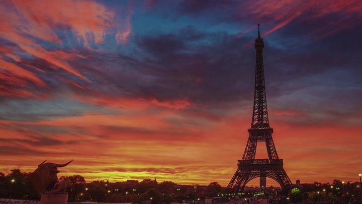 Emily_in_Paris_S02E06_WEBRip_x264-ION10_1992.jpg