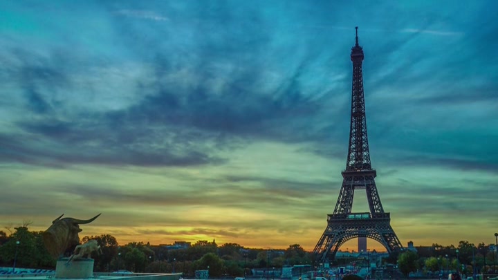Emily_in_Paris_S02E06_WEBRip_x264-ION10_1993.jpg