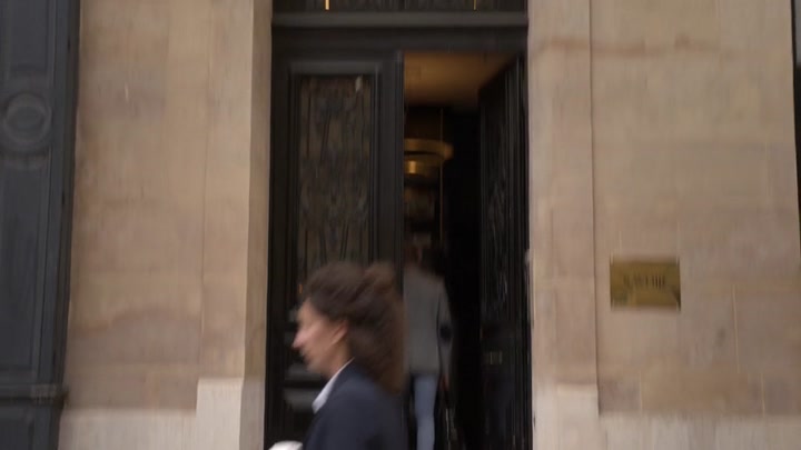 Emily_in_Paris_S02E06_WEBRip_x264-ION10_1994.jpg Emily_in_Paris_S02E06_WEBRip_x264-ION10_1994.jpg