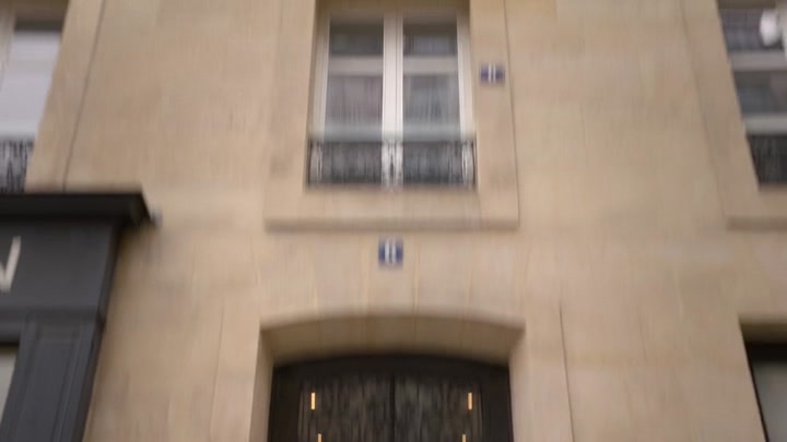 Emily_in_Paris_S02E06_WEBRip_x264-ION10_1995.jpg