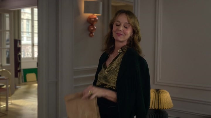 Emily_in_Paris_S02E06_WEBRip_x264-ION10_2010.jpg