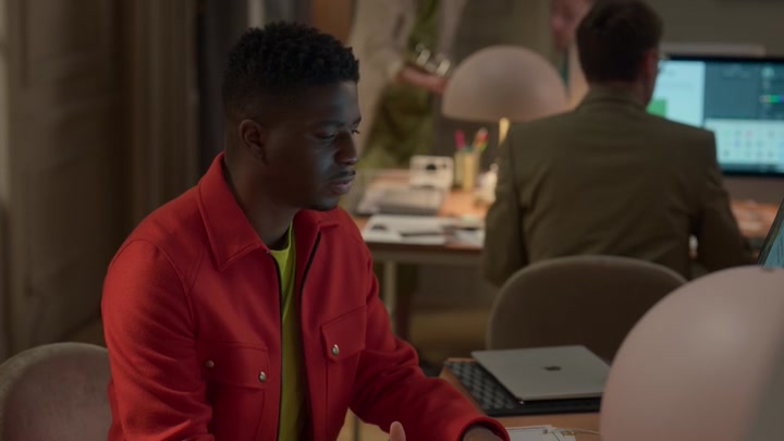 Emily_in_Paris_S02E06_WEBRip_x264-ION10_2039.jpg