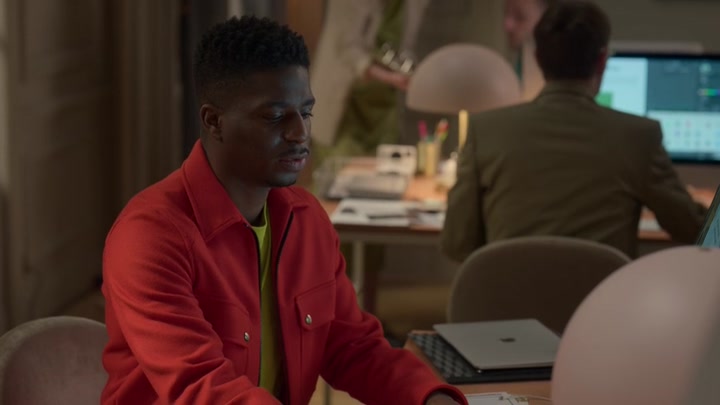 Emily_in_Paris_S02E06_WEBRip_x264-ION10_2040.jpg