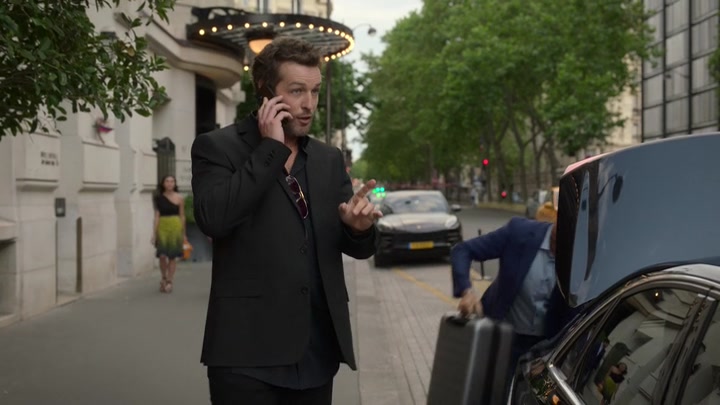 Emily_in_Paris_S02E06_WEBRip_x264-ION10_2064.jpg