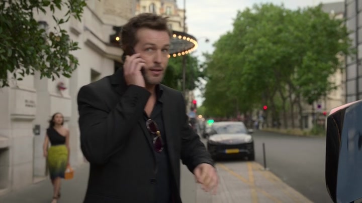 Emily_in_Paris_S02E06_WEBRip_x264-ION10_2069.jpg