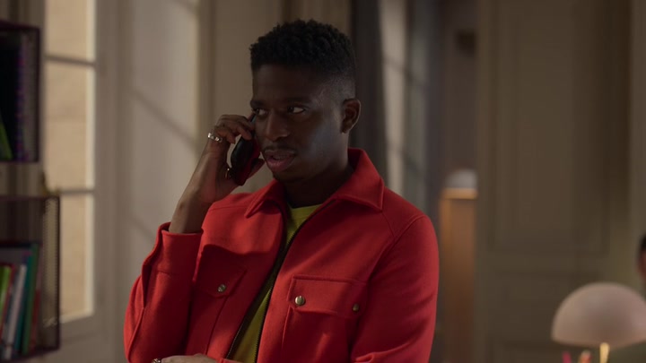 Emily_in_Paris_S02E06_WEBRip_x264-ION10_2074.jpg
