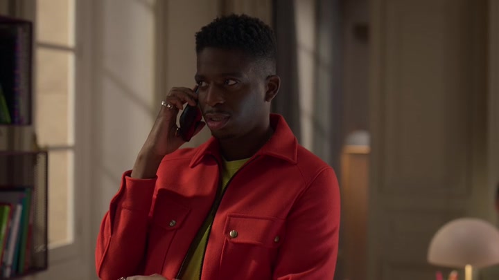 Emily_in_Paris_S02E06_WEBRip_x264-ION10_2075.jpg