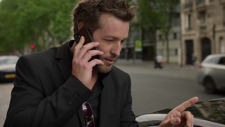 Emily_in_Paris_S02E06_WEBRip_x264-ION10_2081.jpg