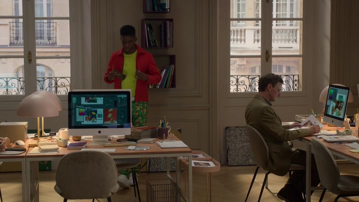 Emily_in_Paris_S02E06_WEBRip_x264-ION10_2097.jpg