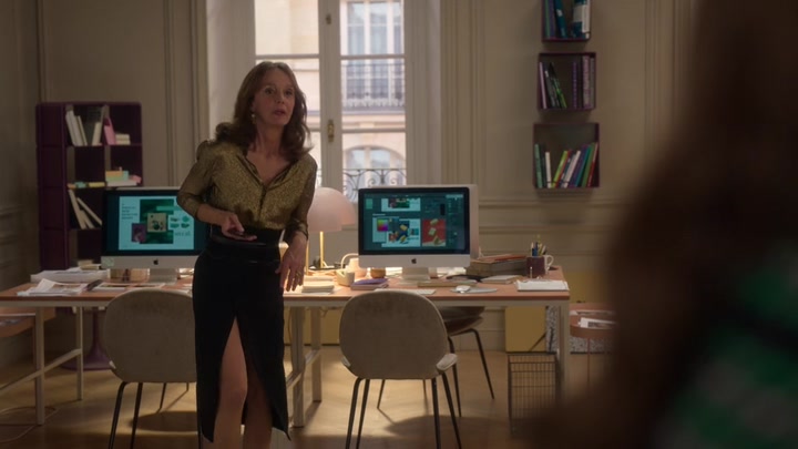 Emily_in_Paris_S02E06_WEBRip_x264-ION10_2124.jpg