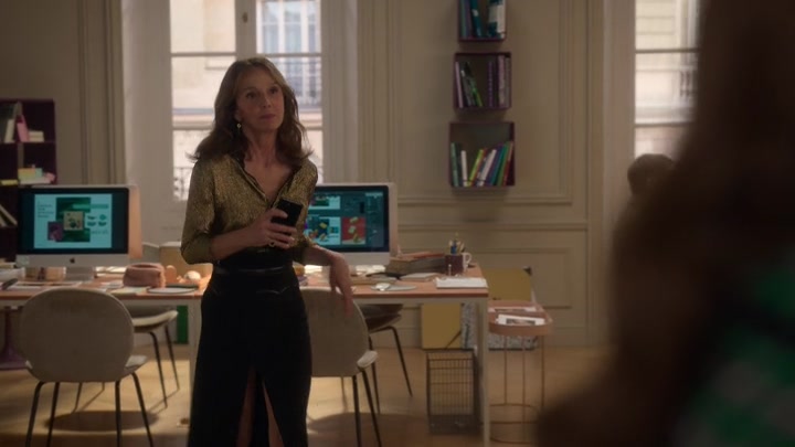 Emily_in_Paris_S02E06_WEBRip_x264-ION10_2126.jpg
