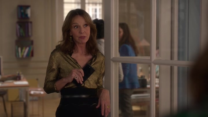 Emily_in_Paris_S02E06_WEBRip_x264-ION10_2133.jpg
