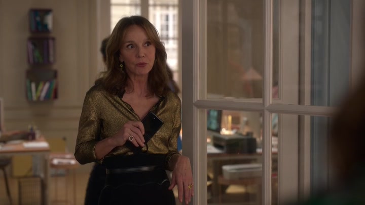 Emily_in_Paris_S02E06_WEBRip_x264-ION10_2134.jpg