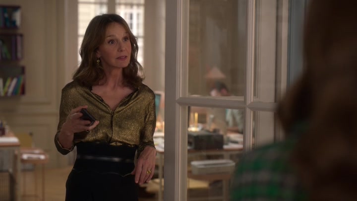 Emily_in_Paris_S02E06_WEBRip_x264-ION10_2144.jpg