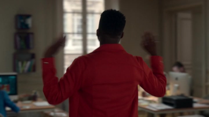 Emily_in_Paris_S02E06_WEBRip_x264-ION10_2191.jpg