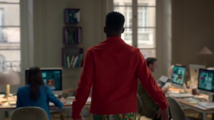 Emily_in_Paris_S02E06_WEBRip_x264-ION10_2192.jpg