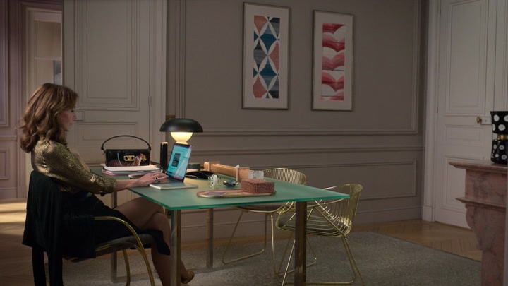 Emily_in_Paris_S02E06_WEBRip_x264-ION10_2198.jpg