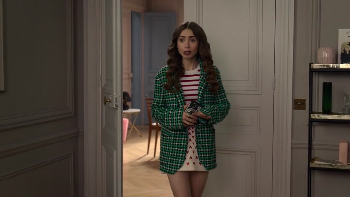Emily_in_Paris_S02E06_WEBRip_x264-ION10_2203.jpg