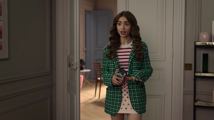 Emily_in_Paris_S02E06_WEBRip_x264-ION10_2204.jpg