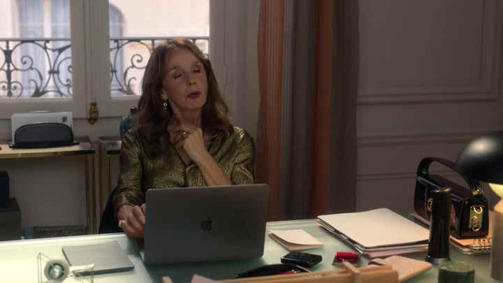 Emily_in_Paris_S02E06_WEBRip_x264-ION10_2206.jpg