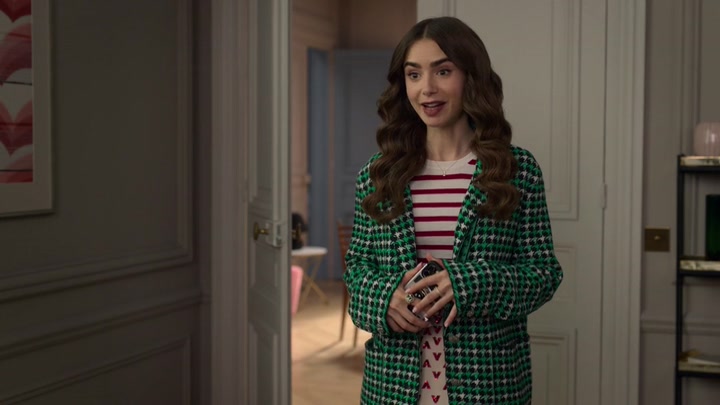 Emily_in_Paris_S02E06_WEBRip_x264-ION10_2209.jpg