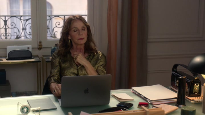 Emily_in_Paris_S02E06_WEBRip_x264-ION10_2215.jpg