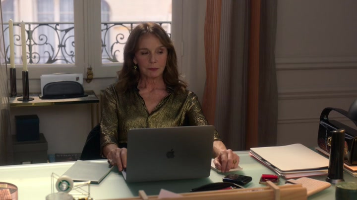 Emily_in_Paris_S02E06_WEBRip_x264-ION10_2238.jpg
