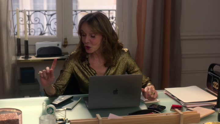 Emily_in_Paris_S02E06_WEBRip_x264-ION10_2252.jpg