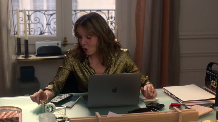 Emily_in_Paris_S02E06_WEBRip_x264-ION10_2253.jpg