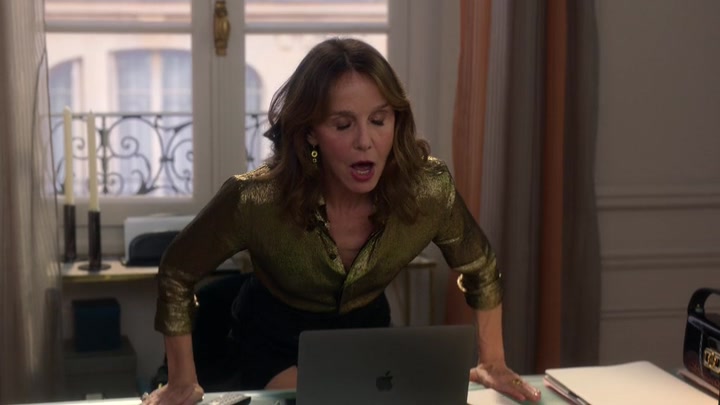 Emily_in_Paris_S02E06_WEBRip_x264-ION10_2284.jpg