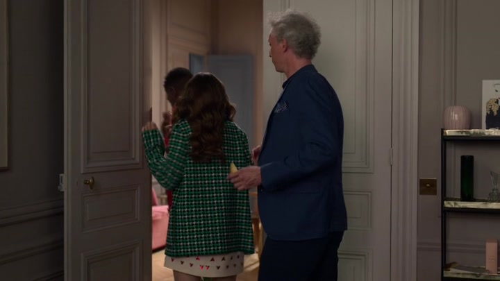Emily_in_Paris_S02E06_WEBRip_x264-ION10_2300.jpg
