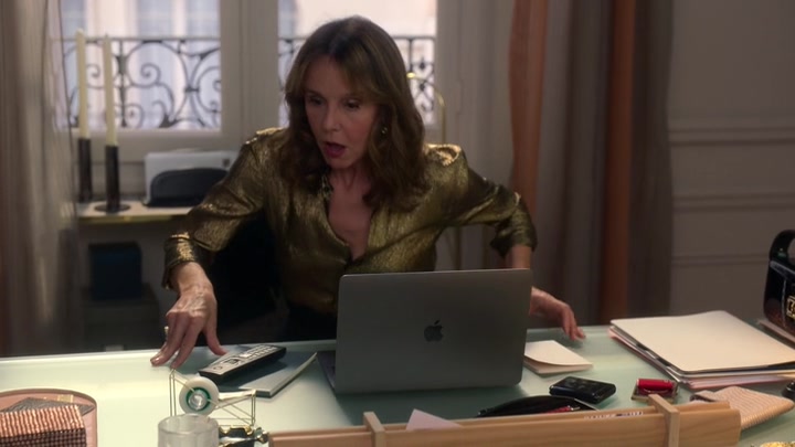 Emily_in_Paris_S02E06_WEBRip_x264-ION10_2306.jpg
