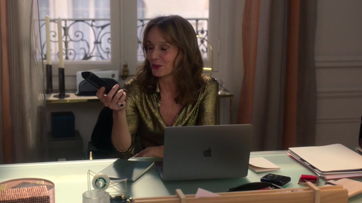 Emily_in_Paris_S02E06_WEBRip_x264-ION10_2326.jpg
