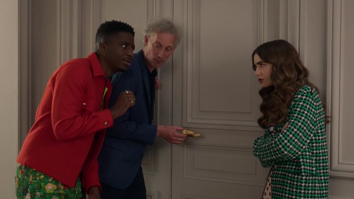 Emily_in_Paris_S02E06_WEBRip_x264-ION10_2337.jpg