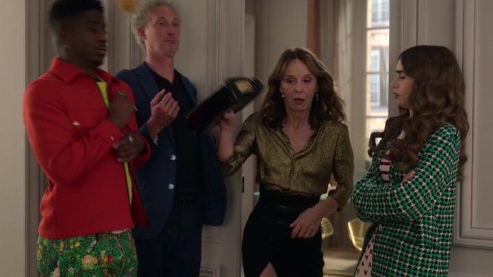 Emily_in_Paris_S02E06_WEBRip_x264-ION10_2341.jpg