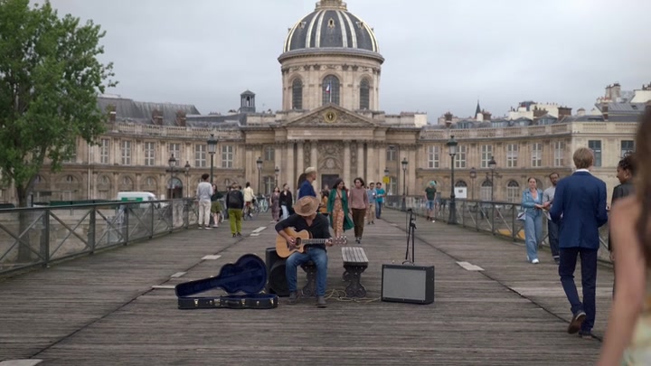 Emily_in_Paris_S02E06_WEBRip_x264-ION10_2351.jpg