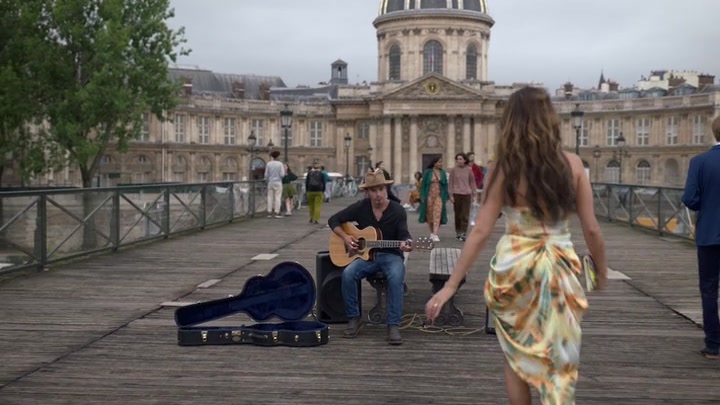 Emily_in_Paris_S02E06_WEBRip_x264-ION10_2354.jpg