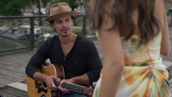 Emily_in_Paris_S02E06_WEBRip_x264-ION10_2358.jpg