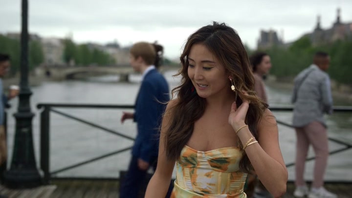 Emily_in_Paris_S02E06_WEBRip_x264-ION10_2361.jpg