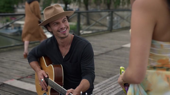 Emily_in_Paris_S02E06_WEBRip_x264-ION10_2366.jpg
