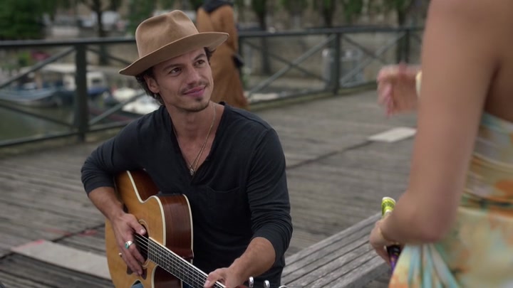 Emily_in_Paris_S02E06_WEBRip_x264-ION10_2368.jpg