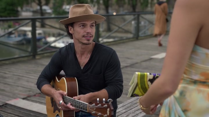 Emily_in_Paris_S02E06_WEBRip_x264-ION10_2373.jpg