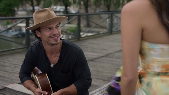 Emily_in_Paris_S02E06_WEBRip_x264-ION10_2374.jpg