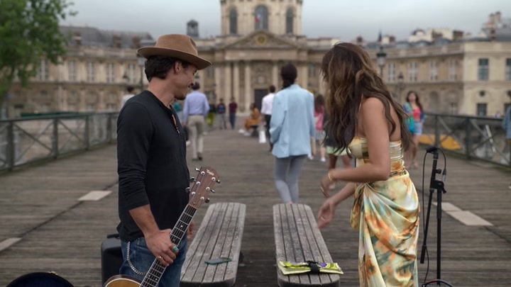 Emily_in_Paris_S02E06_WEBRip_x264-ION10_2381.jpg