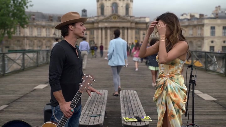 Emily_in_Paris_S02E06_WEBRip_x264-ION10_2382.jpg