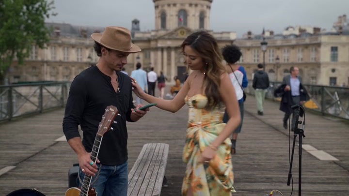 Emily_in_Paris_S02E06_WEBRip_x264-ION10_2391.jpg
